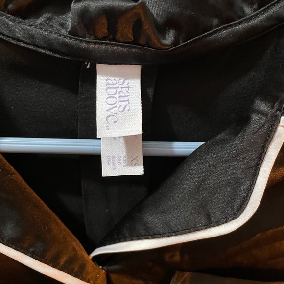 VS silk black and white button up Top - Picture 4 of 5